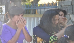 Hàng nghìn học sinh khóc tiễn đưa linh cữu cô giáo trẻ trong lễ khai giảng